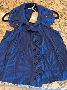 NWT exit eyelet sleeveless Raffaella blouse in azul Marino blue size S